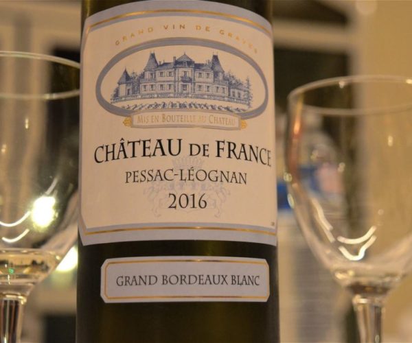 Bouteille de vin blanc appélation Pessac-Léognan année 2016, dont le nom est "Château de France" au restaurant la table de trois à Bordeaux