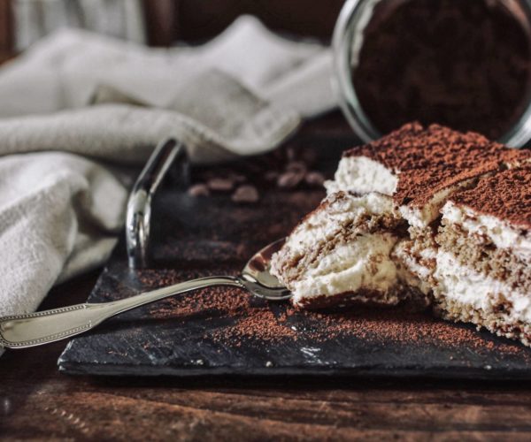 Pâtisserie chou avec un glaçage au chocolat au restaurant la table de trois à Bordeaux