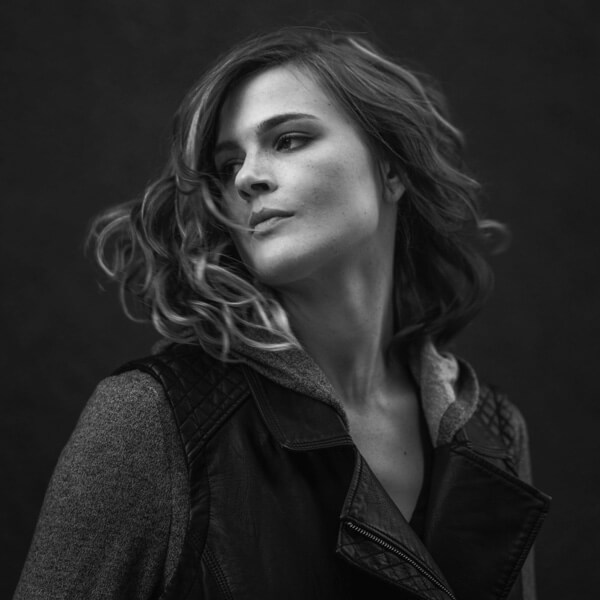 Photographie de la Cheffe de cuisine Anne Courrier au restaurant la table de trois à Bordeaux