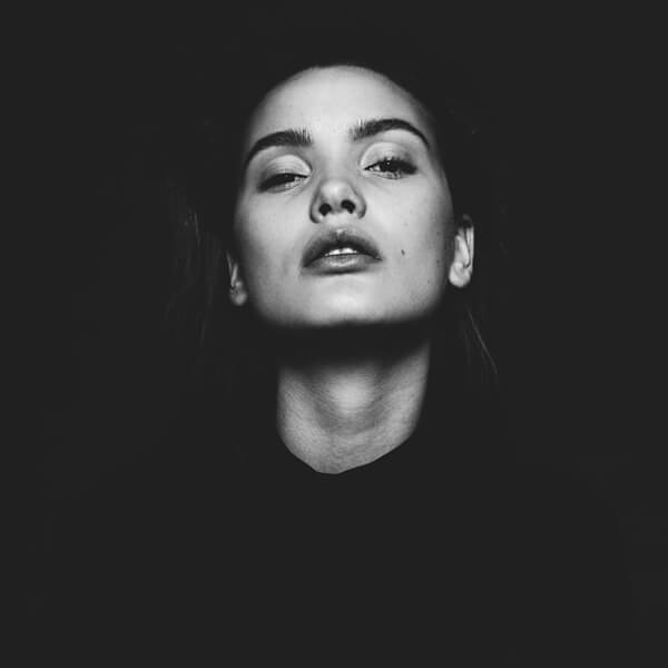 Photographie format portrait en boir et blanc du Manager de la salle Sarah Pötter au restaurant la table de trois à Bordeaux