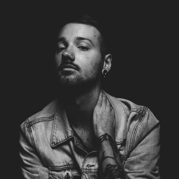 Photographie format portait en noir et blanc du Manager Boucherie Michel Ducas avec un tatouage sur le bras au restaurant la table de trois à Bordeaux