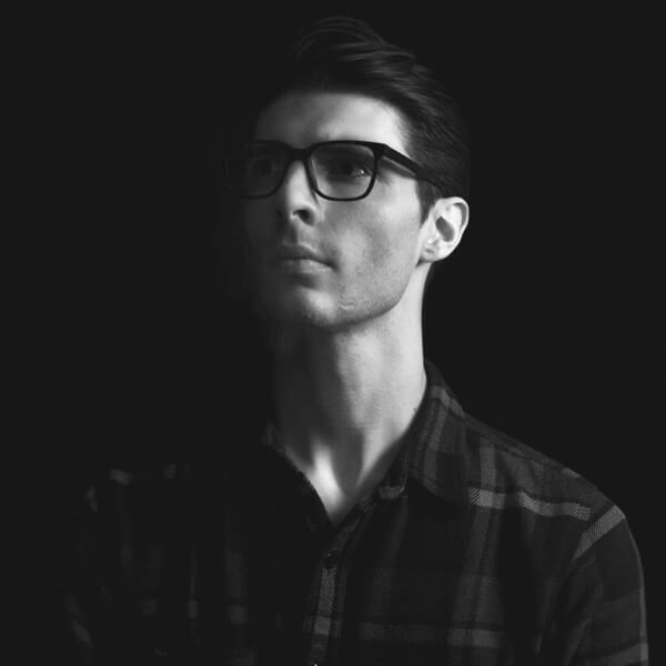 Photographie en noir et blanc du Manager Poissonnerie Régis Poullard au restaurant la table de trois à Bordeaux