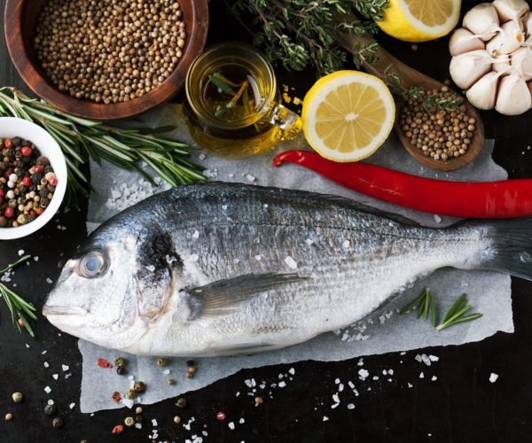 Loup de mer autrement appelé Bar de ligne entier au restaurant la table de trois à Bordeaux